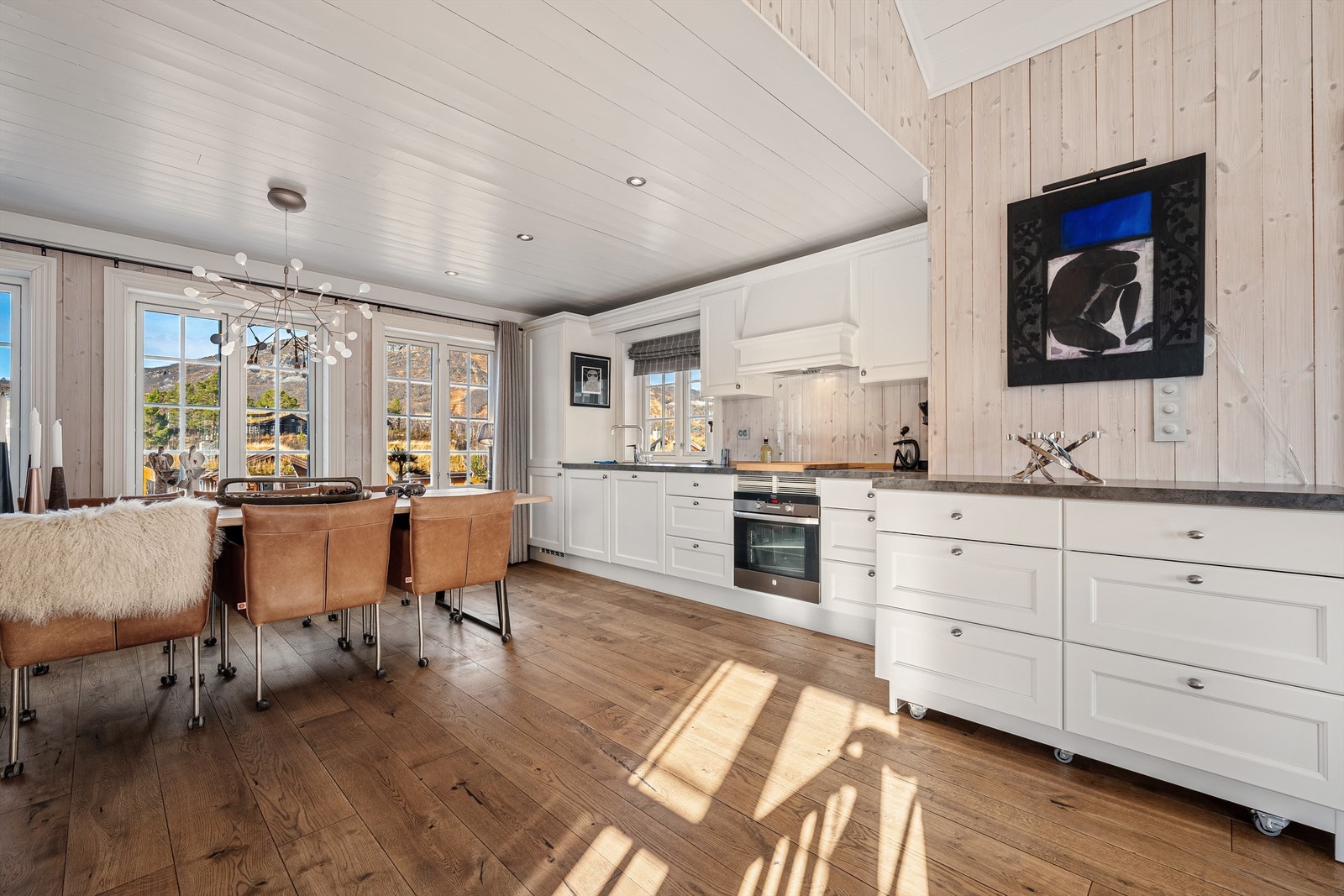 Fleksibilitet med kjøkkenøy på hjul som kan flyttes inntil vegg, hvis en ønsker å dekke spisebord på langs. Galleribilde