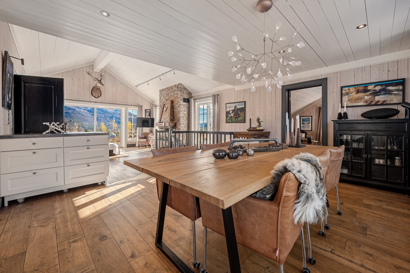 Gode lysforhold og god takhøyde i stuen Galleribilde