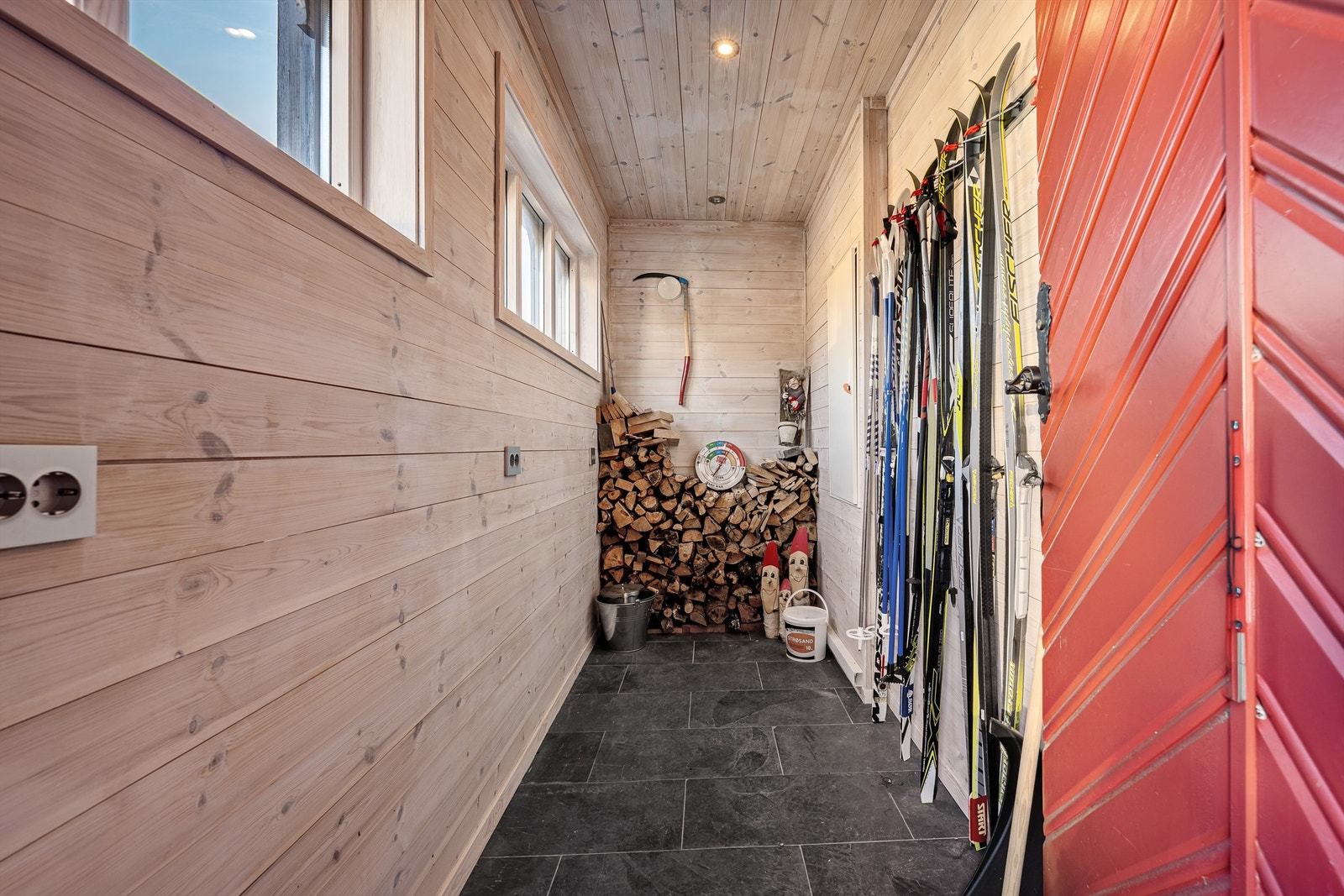 Praktisk ski og vedbod i tilknytning til inngangsparti. Galleribilde