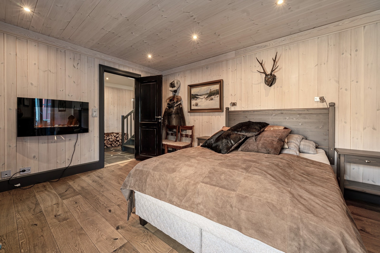 Stort gjesterom med fjernstyrt el.peis. Sov 1 i 1. etg. Galleribilde