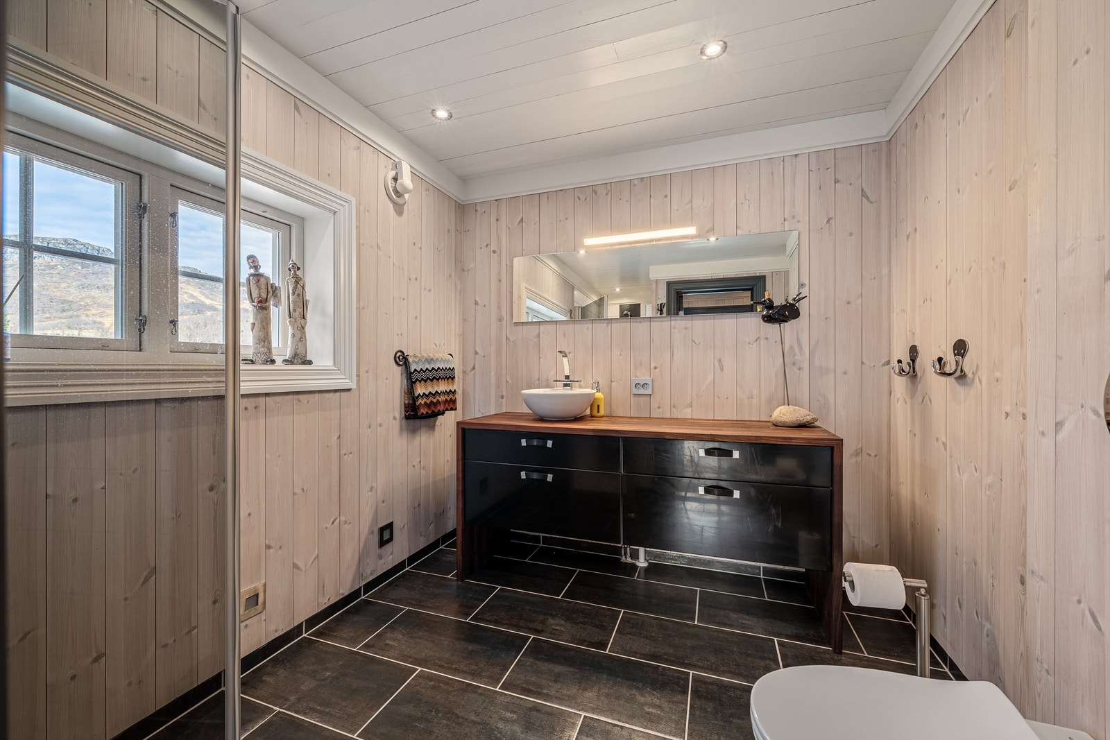 Romslig og flott privat bad med nattlys i gulvspotter. 2.etg. Galleribilde