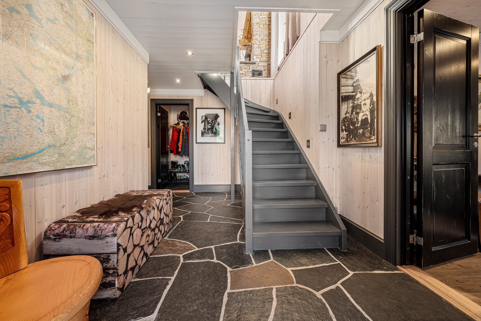 Lys og innbydende gang med flott skifer og varmekabler i gulv, optimalt for skisko og våte vinterklær Galleribilde