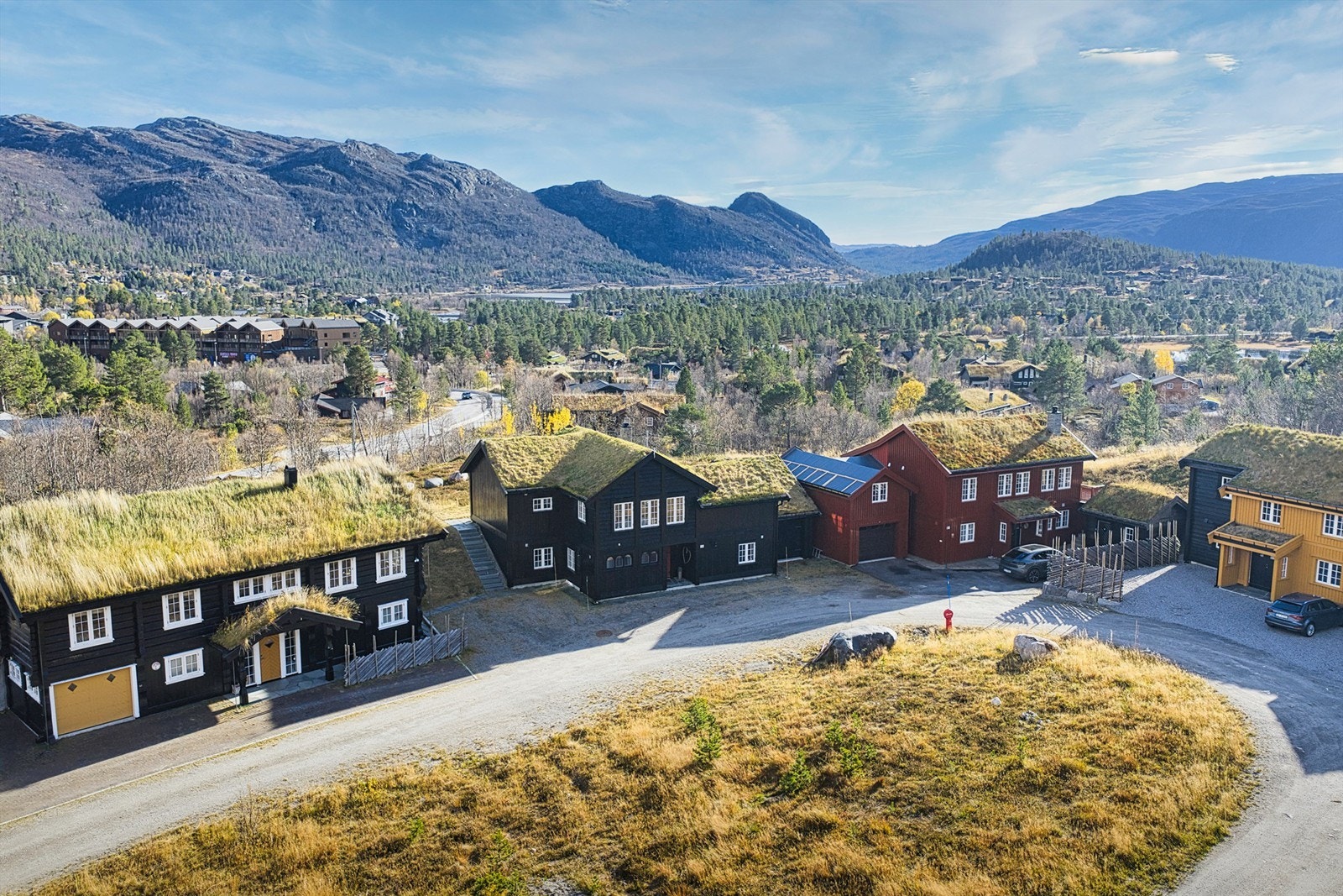 Attraktivt beliggenhet med kort vei til sentrum med butikker og vinmonopol. Galleribilde