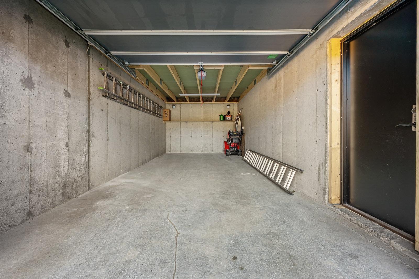 Stor garasje (7,5m*3,6m). Varmekabel under elektrisk port, tilrettelagt for EL bil lader. Galleribilde