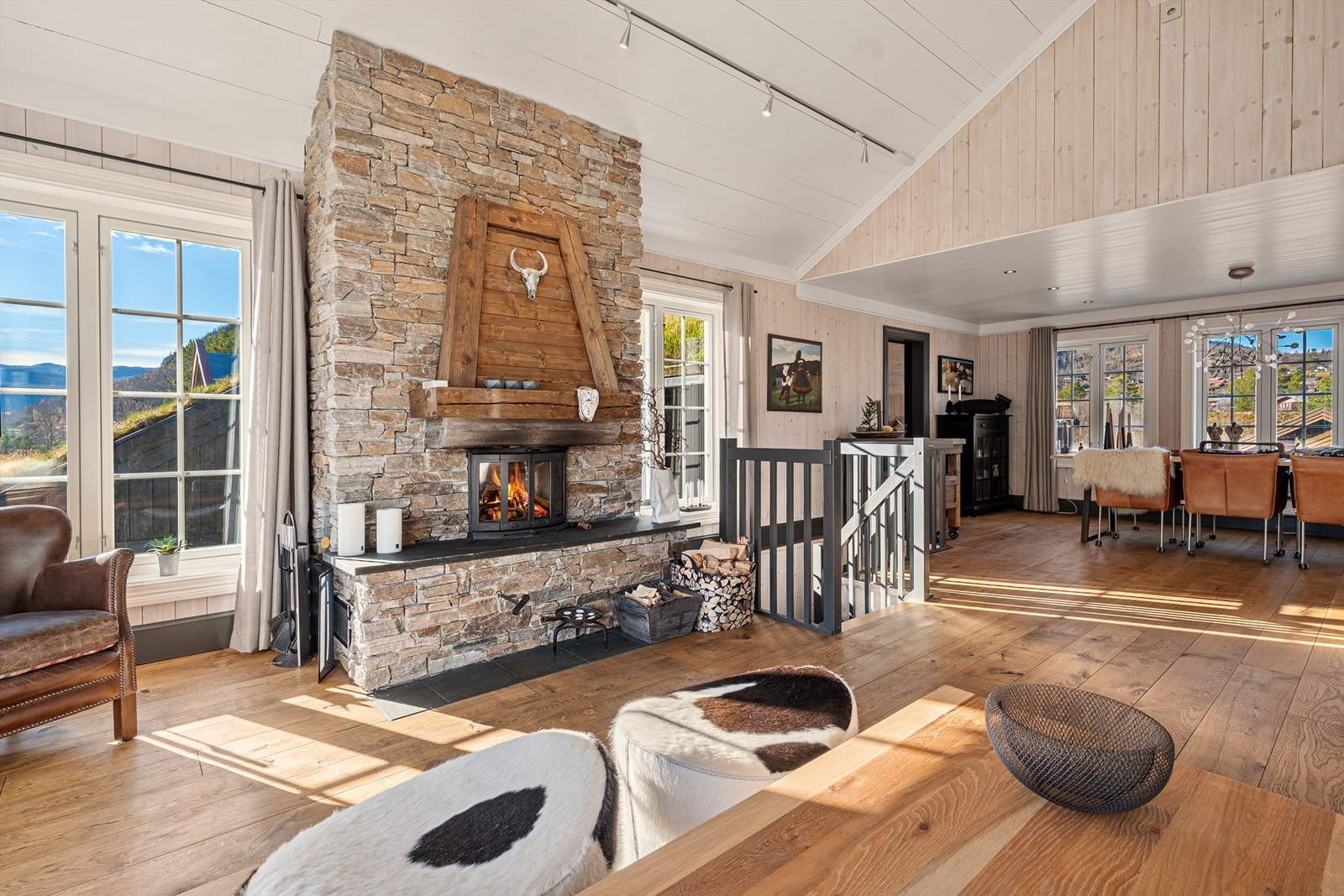 Lekker peis i senter av stuen Galleribilde