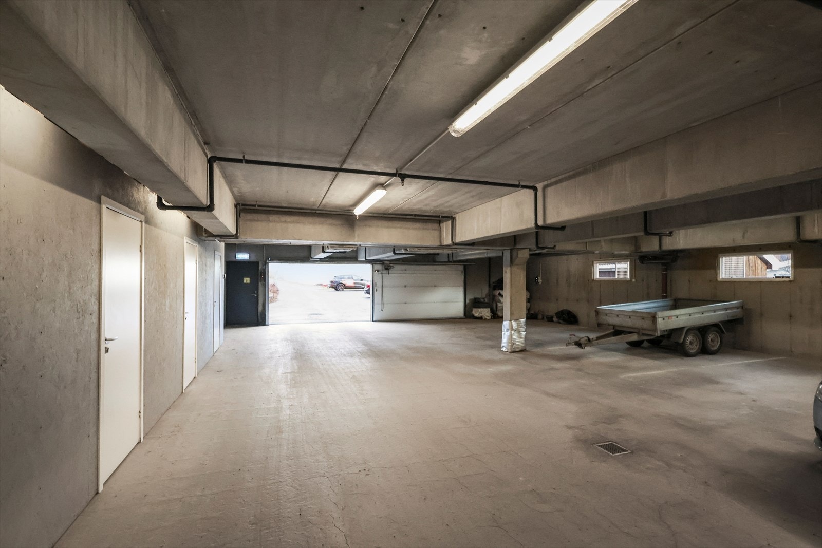 Parkeringskjeller med lett inn- og utkjøring (plassen der tilhengeren står) Galleribilde
