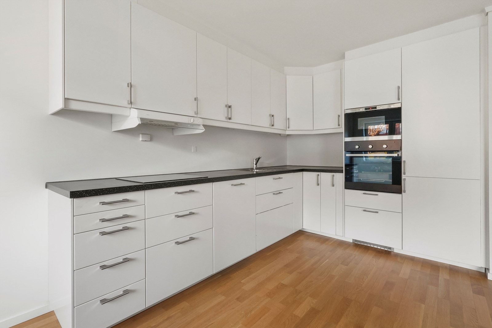 Innholdsrik kjøkkeninnredning med integrerte hvitevarer som medfølger. Keramisk koketopp, stekeovn, mikrobølgeovn, oppvaskmaskin og kjøleskap/fryser. Galleribilde