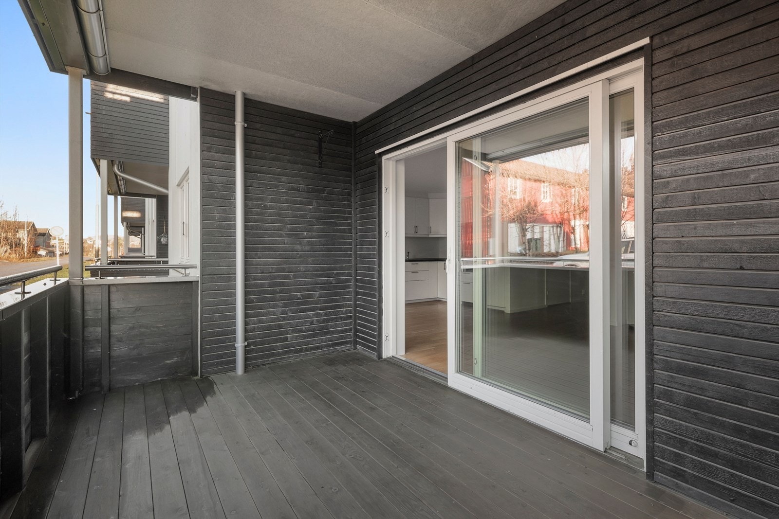 Overbygget vestvendt terrasse med god plass til utemøbler Galleribilde