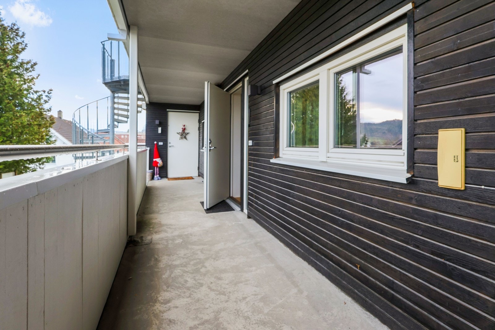 Rolig svalgang med adkomst kun til en leilighet til Galleribilde