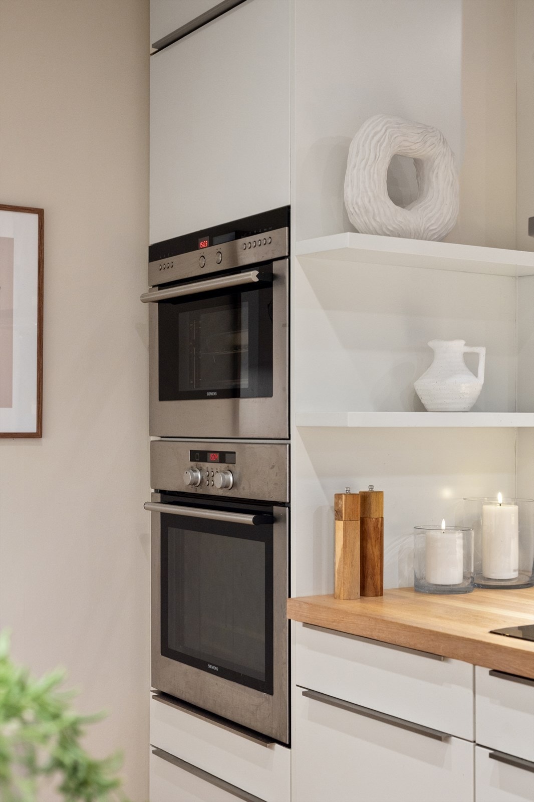 Stilren og moderne kjøkkeninnredning fra 2008. Galleribilde