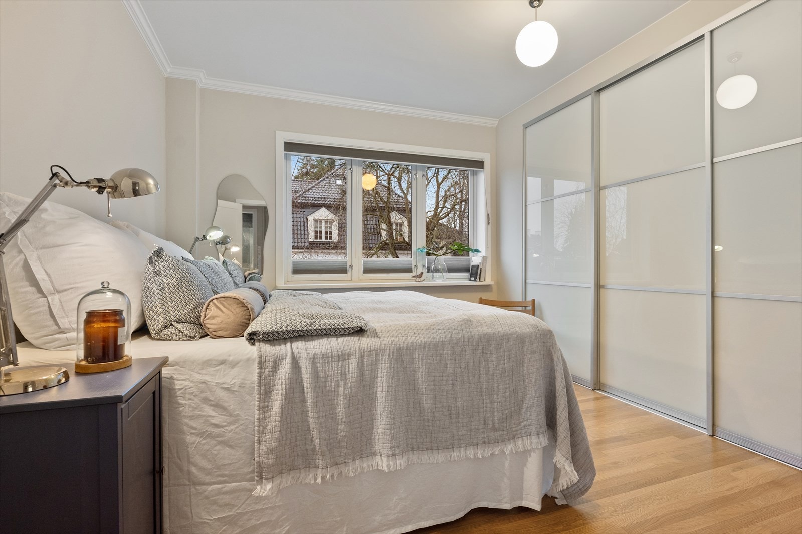 SOVEROM 1 | Boligens hovedsoverom er luftig med plass til dobbeltseng og tilhørende møblement. Galleribilde