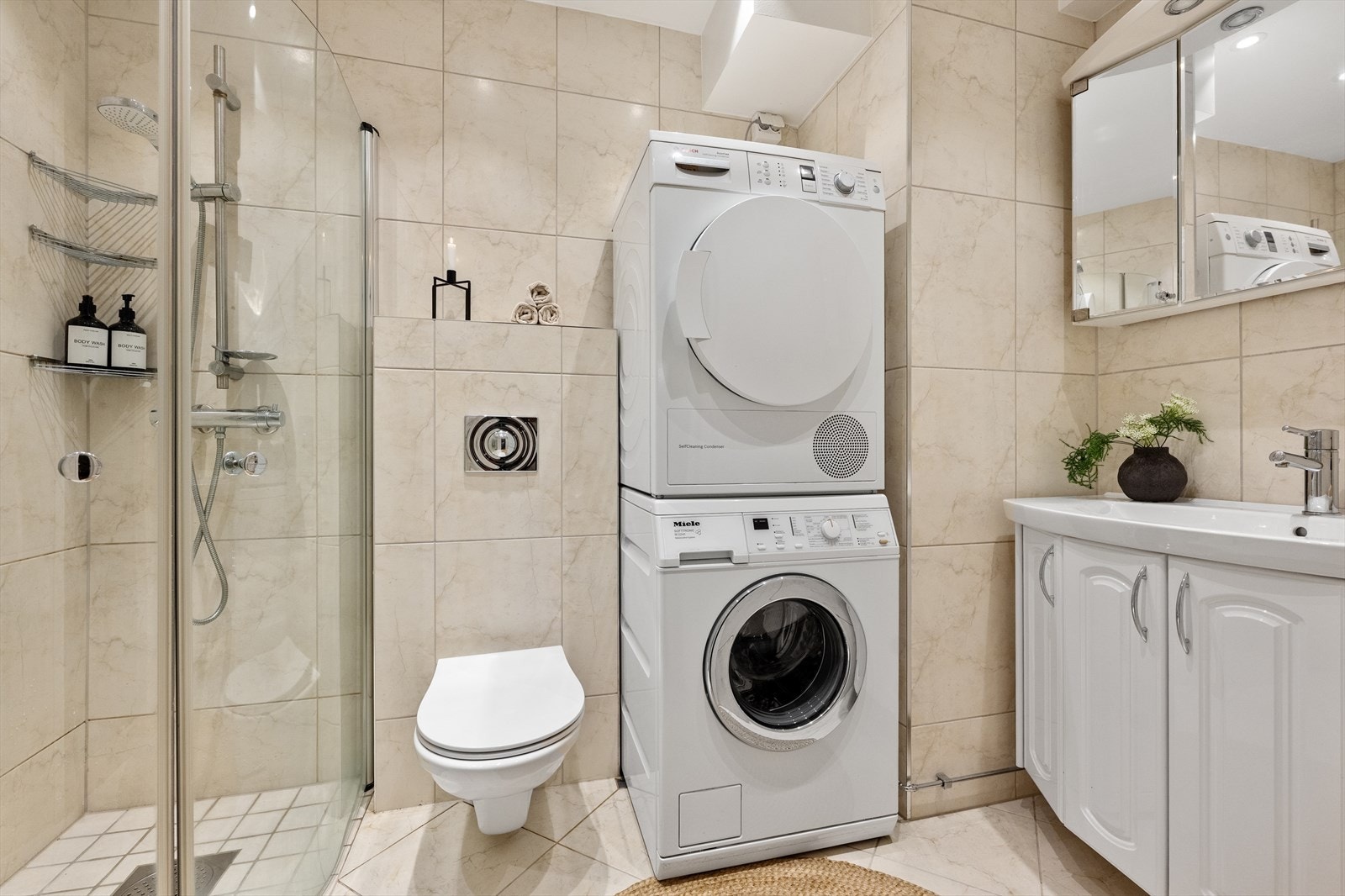 Boligens bad som er i tilknytning til entréen er flislagt med varmekabler i gulv og har downlights i himling. Galleribilde