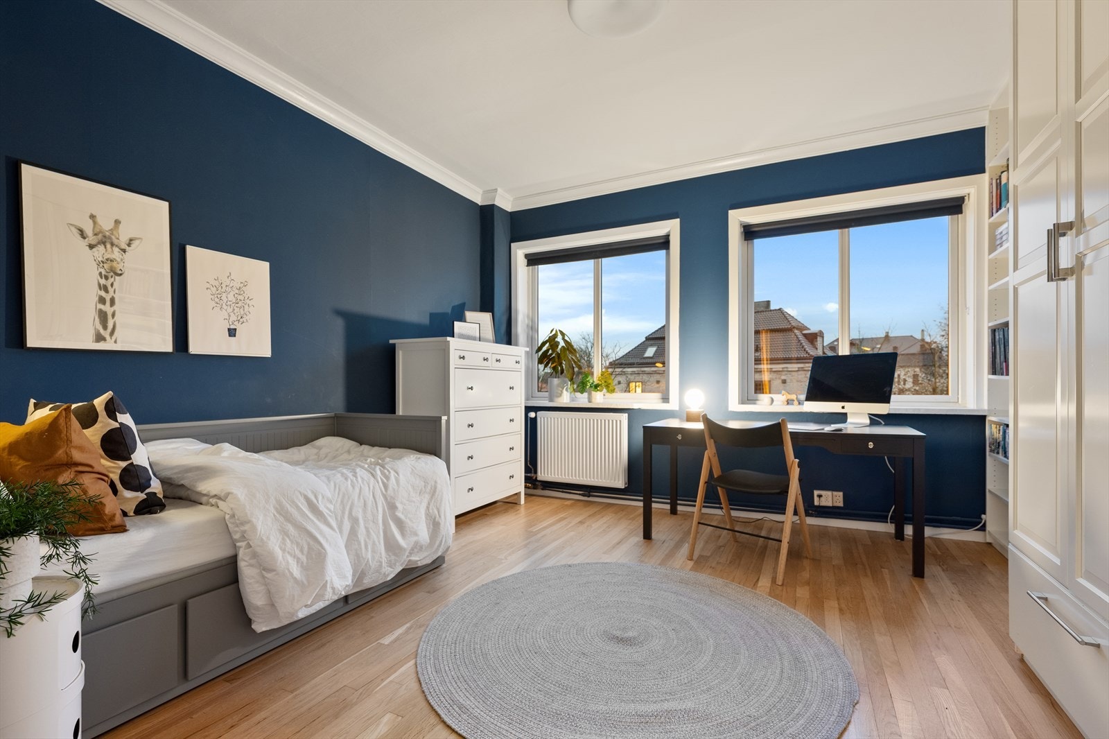 SOVEROM 3 | Boligens tredje soverom er luftig og lyst med store vindusflater som gir rikelig med naturlig lys. Galleribilde