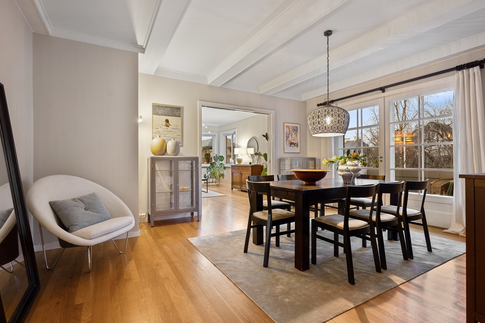 Leiligheten har balkong på 2 sider og vinduer på 3 sider av bygget. Galleribilde