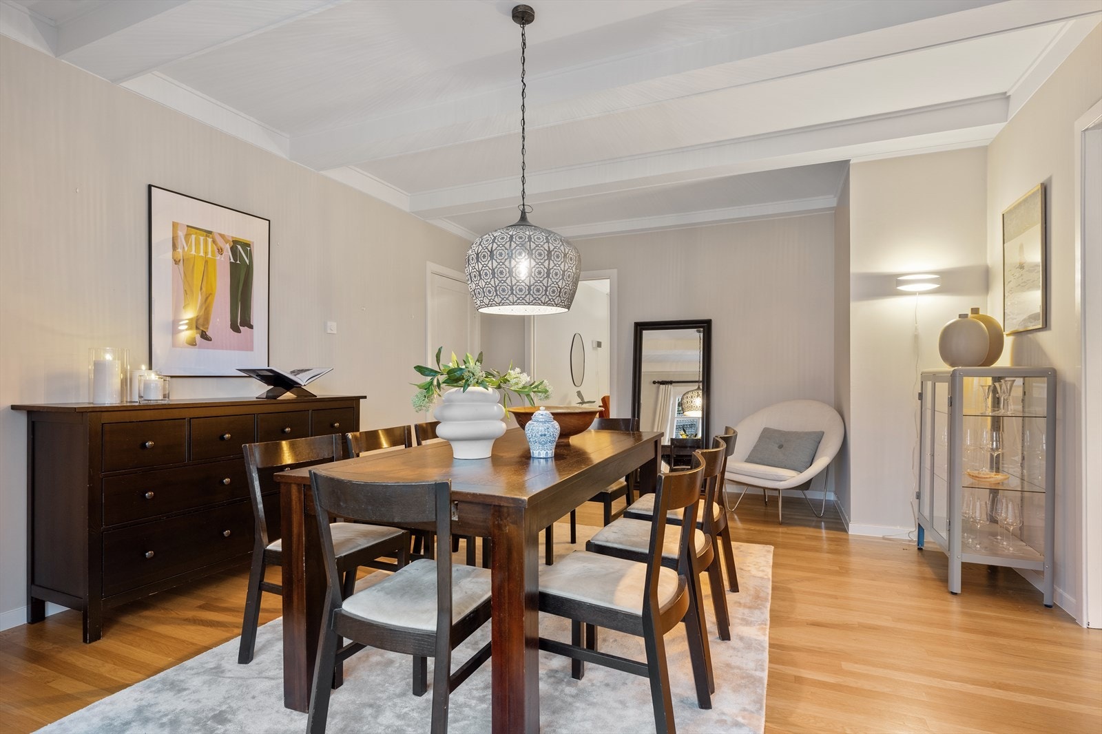 I spisestuen er det god plass til et langbord og tilhørende møblement, perfekt for både hverdag og større sammenkomster. Galleribilde