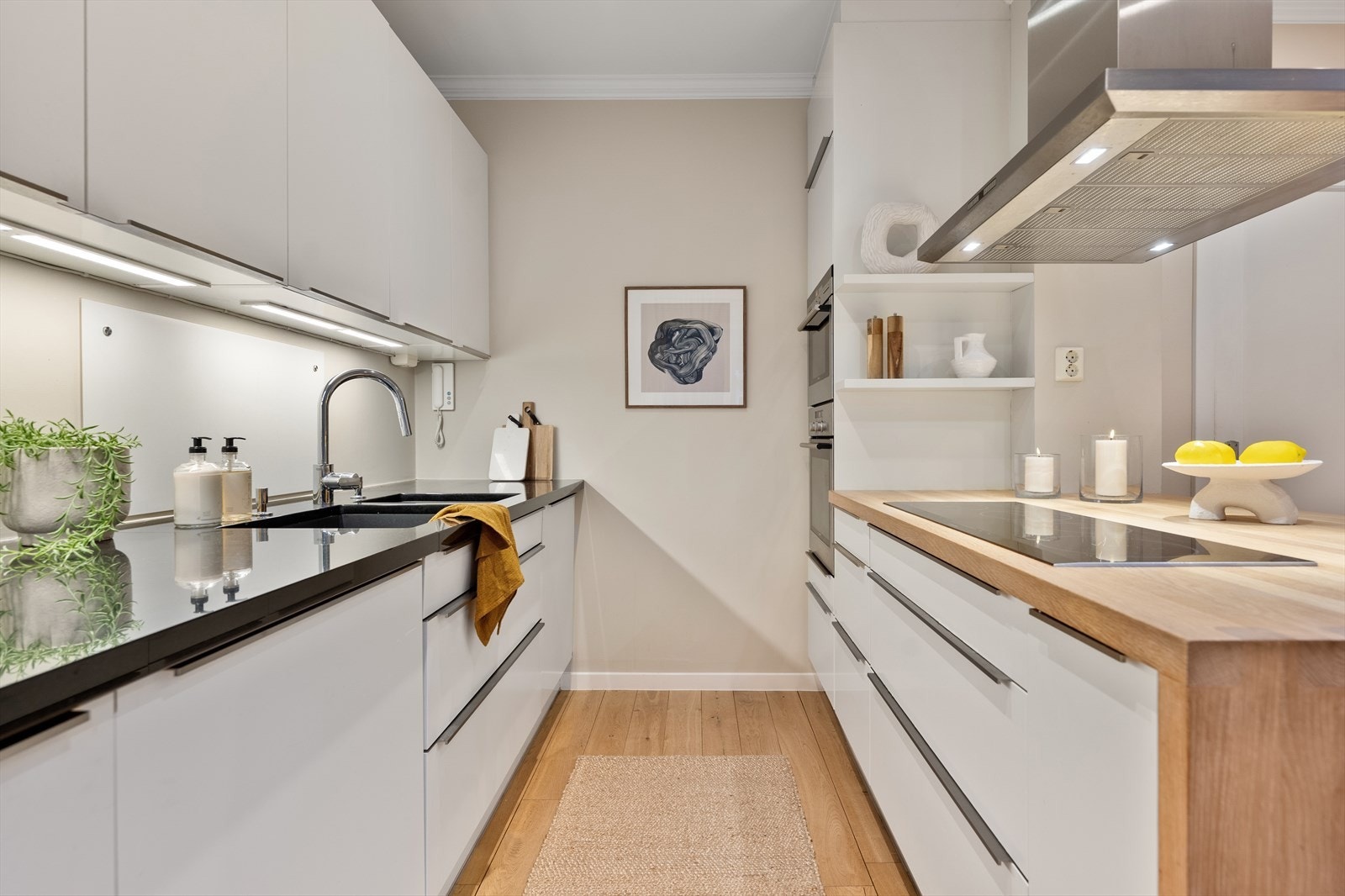 Kjøkkenet har integrert høymontert stekeovn og kombiovn, platetopp på kjøkkenøy med fritthengende ventilator, samt oppvaskmaskin. Galleribilde