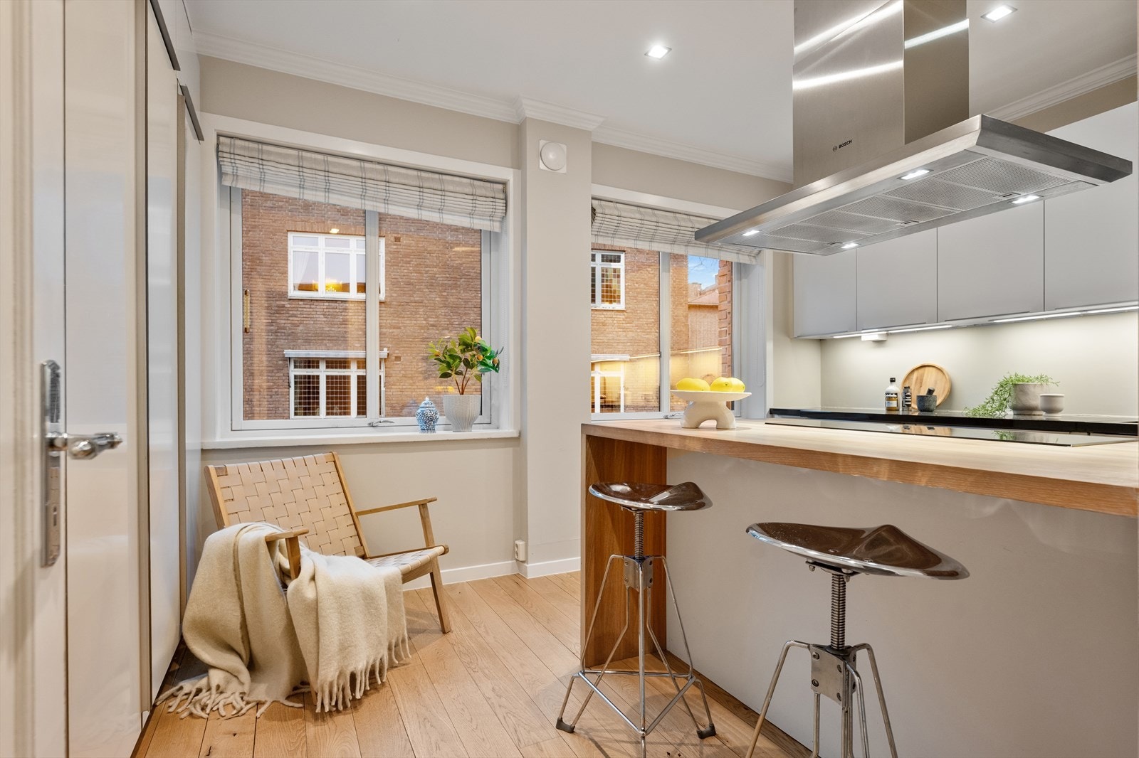 Kjøkken fremstår som et lyst og hyggelig rom med store vindusflater som slipper inn rikelig med naturlig lys. Galleribilde