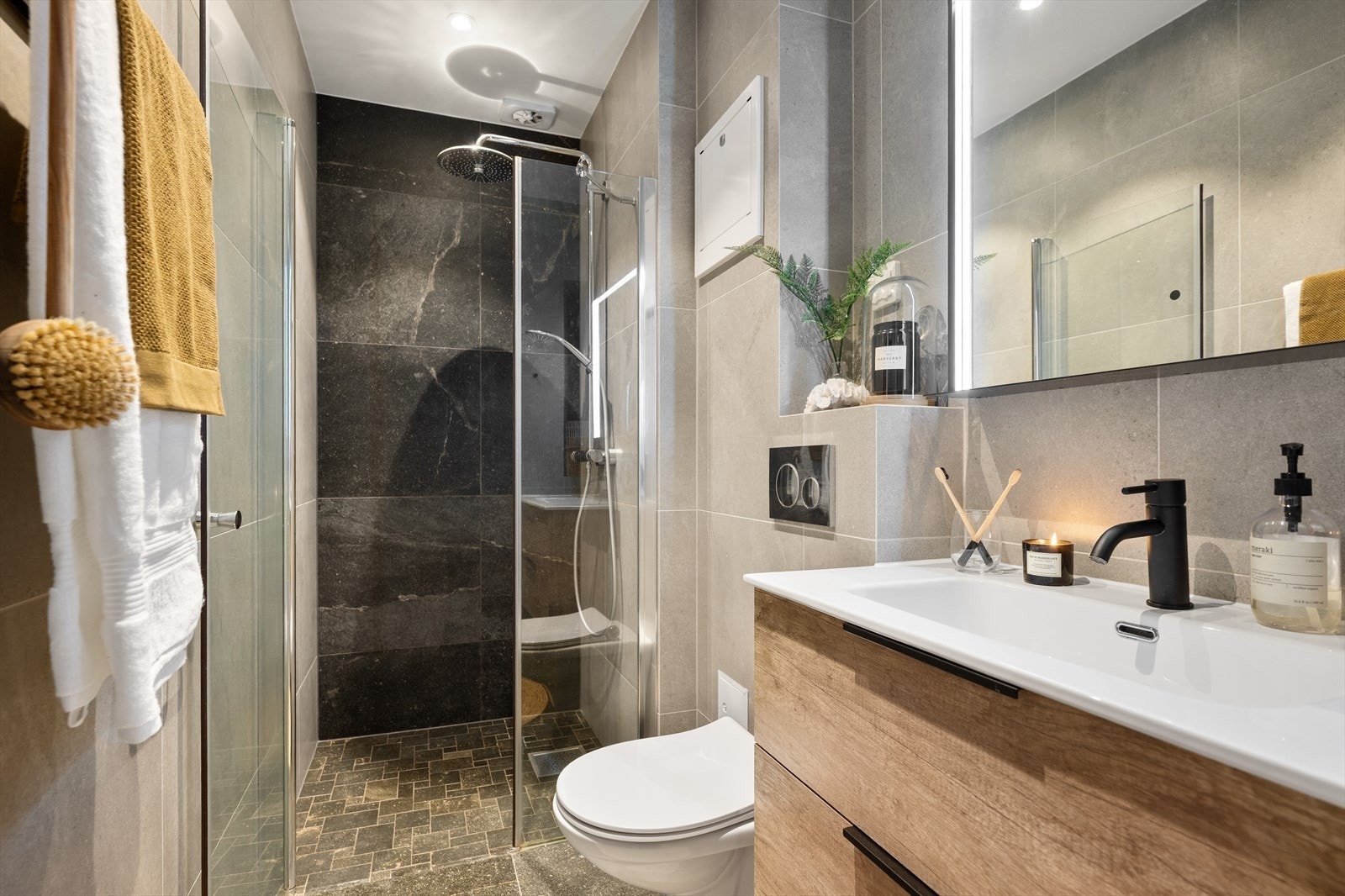 Badet er flislagt med elektriske varmekabler i gulvet. Galleribilde