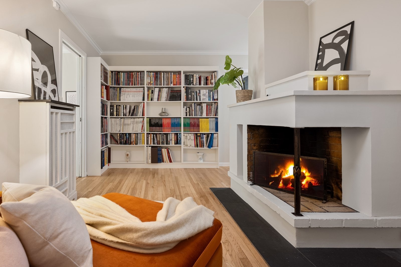 Her er det snekkerbygget bokhylle fra Elen Møbelstudio, som sørger for et unikt preg. I forstuen er det plass til en sittegruppe eller lenestoler. Galleribilde