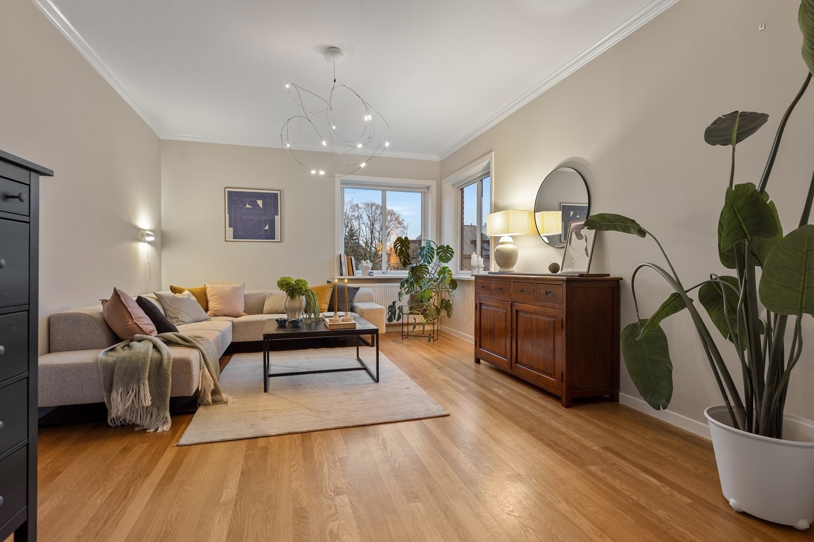 Boligens stue er et pent rom som får rikelig med naturlig lys fra store vindusflater. Galleribilde