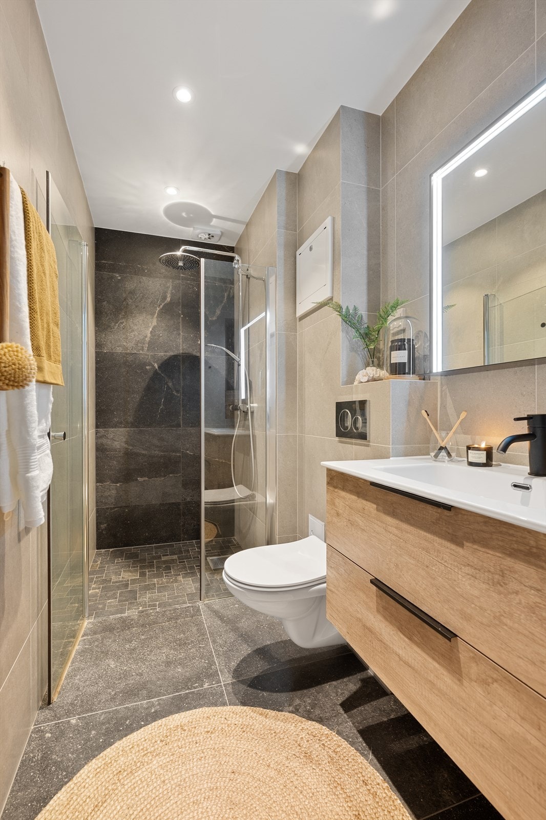 Boligens bad som er i tilknytning til kjøkkenet er moderne og er utvidet og rehabilitert i 2023. Galleribilde