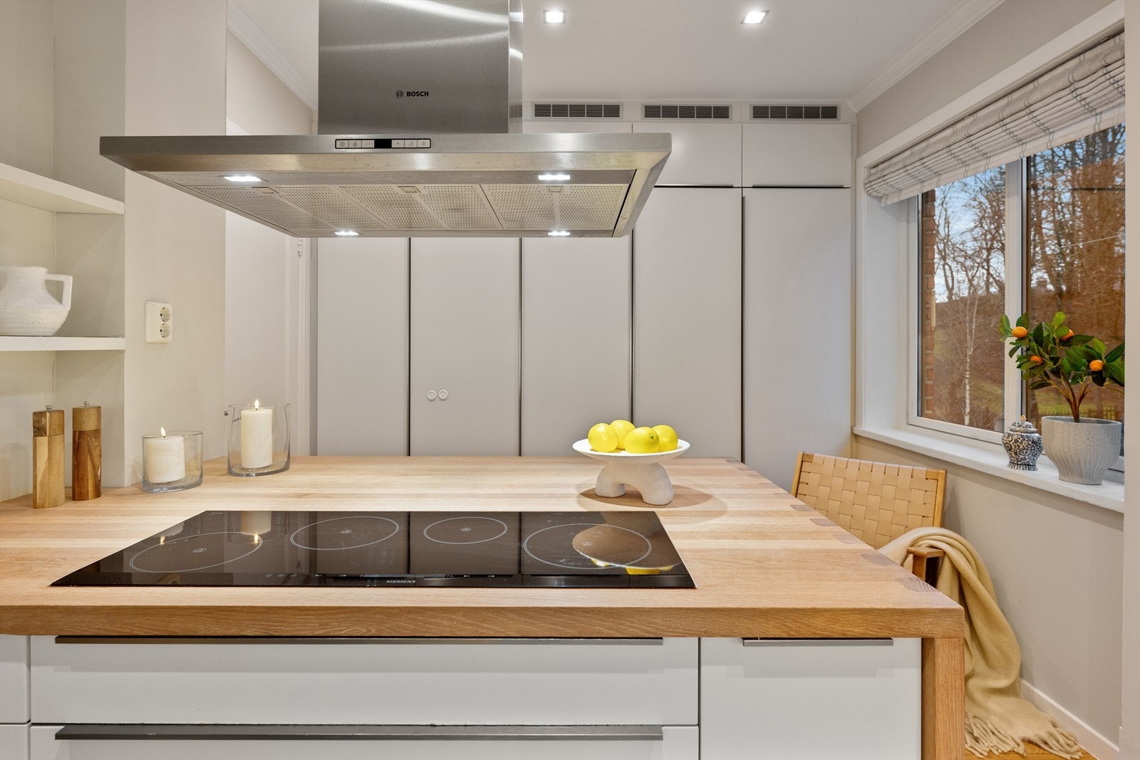 På kjøkkenet har du en hel vegg med rikelig oppbevaringsplass med to høyskap, to integrerte kjøleskap og et integrert fryseskap. Galleribilde