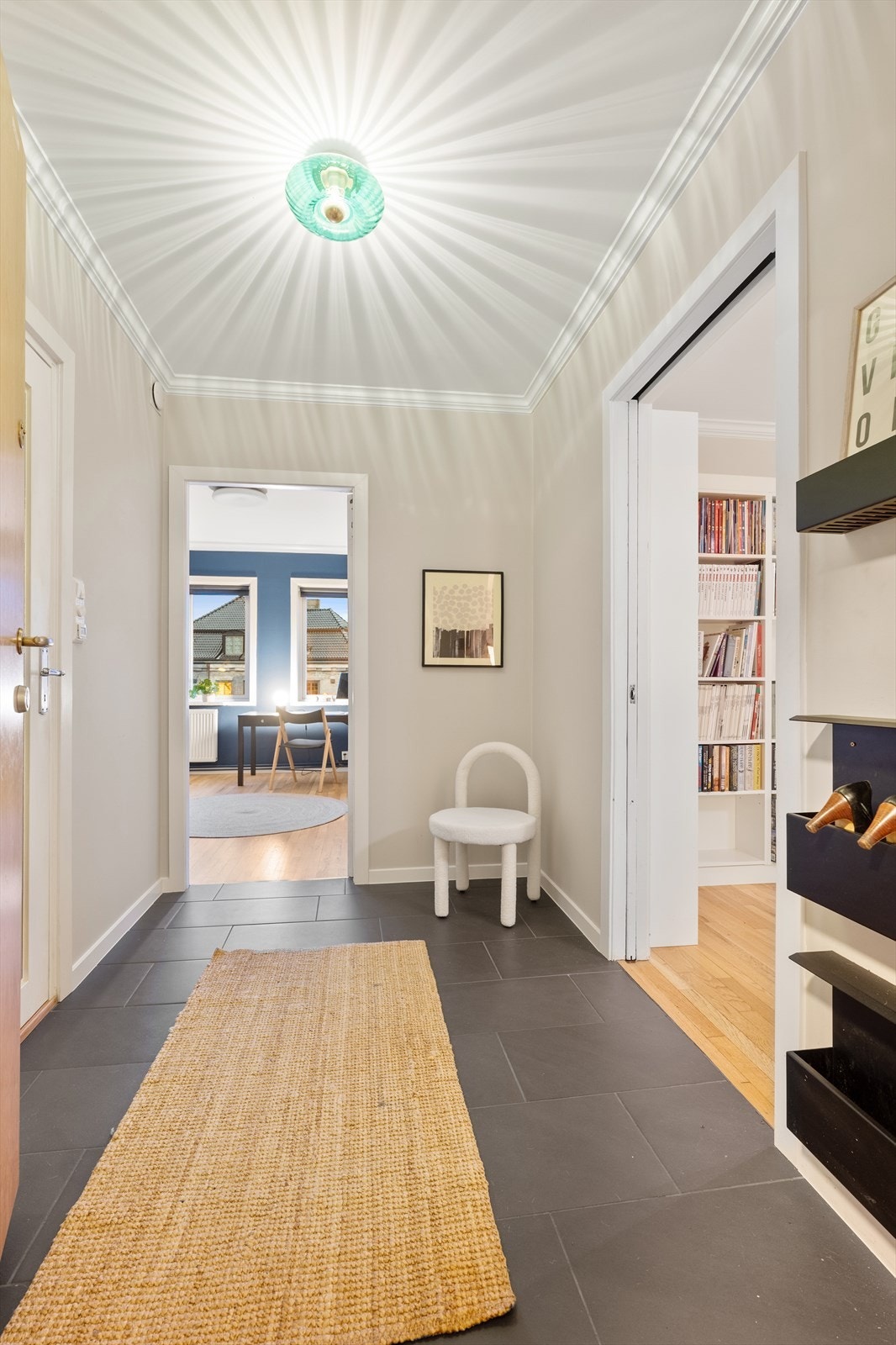 Innbydende flislagt entré med varmekabler. Adkomst til bad, soverom tre og forstue. Galleribilde