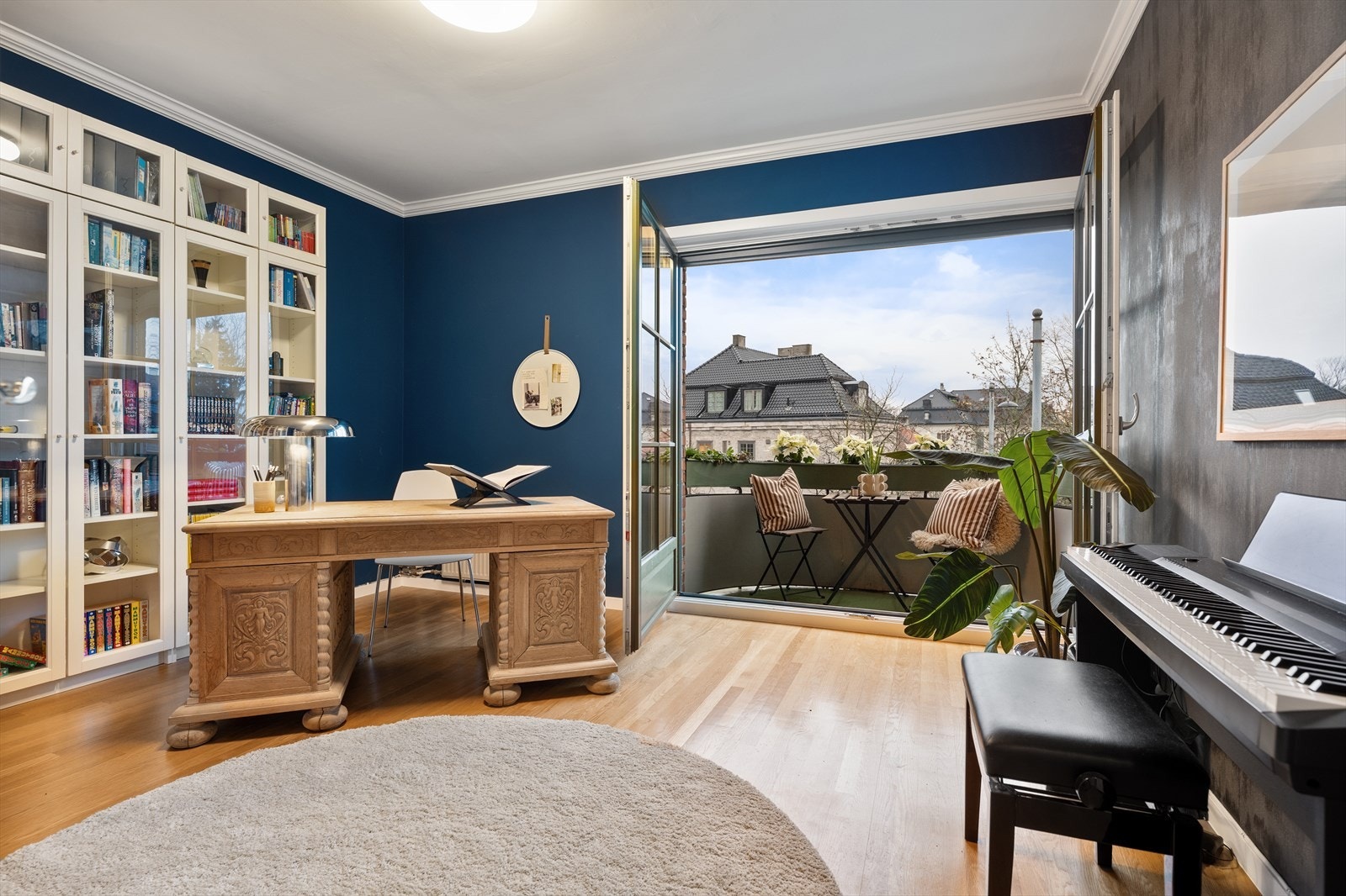 SOVEROM 2 | Rommet er lyst og luftig med god plass til seng og tilhørende møblement samt garderobeskap. Galleribilde