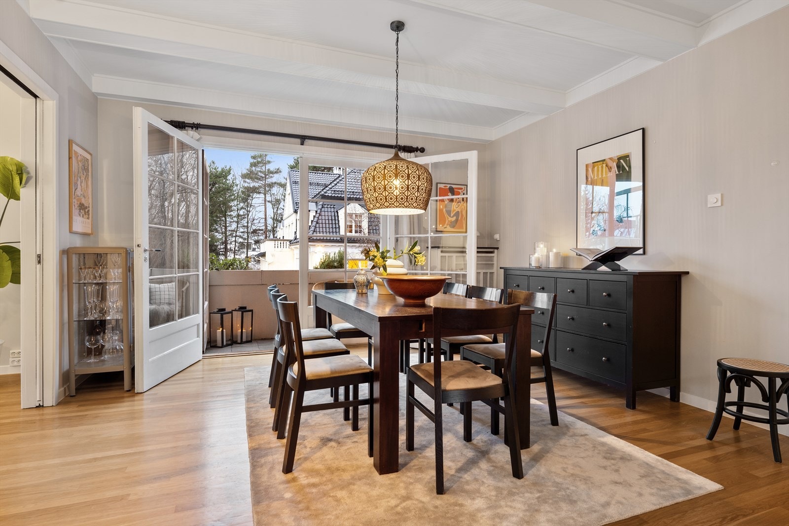 Fra spisestuen leder tofløyet dør ut til en trivelig balkong. Galleribilde