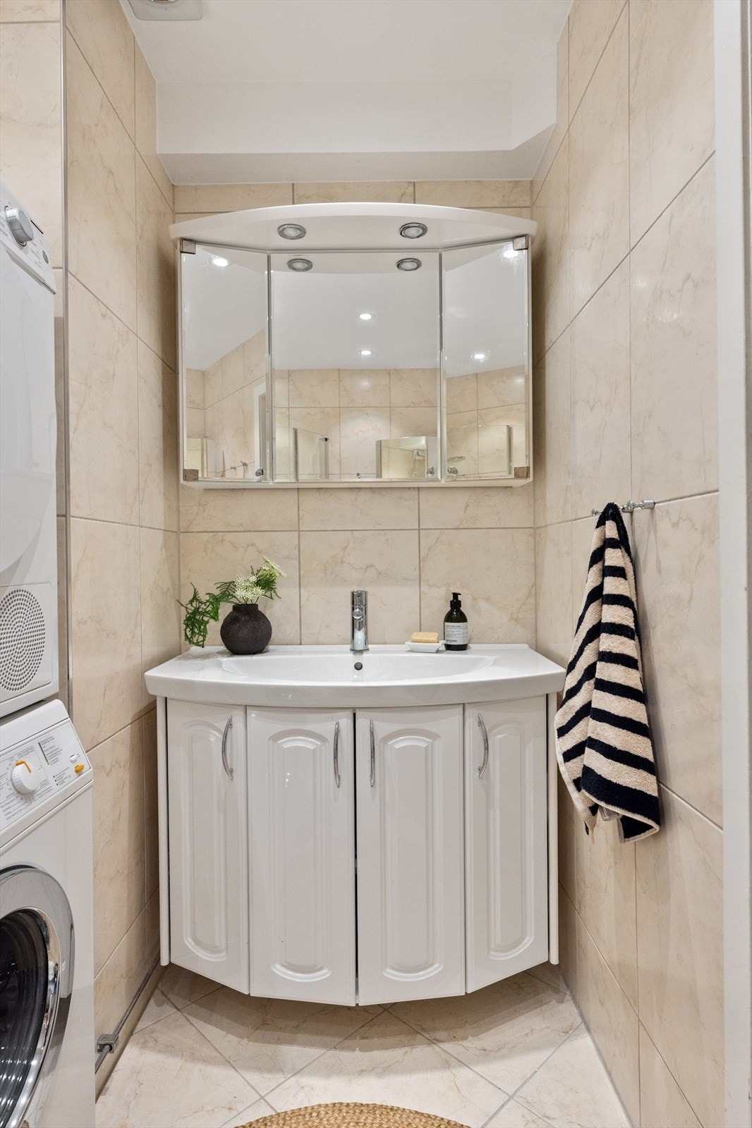 Badet har praktisk opplegg for vaskemaskin. Galleribilde