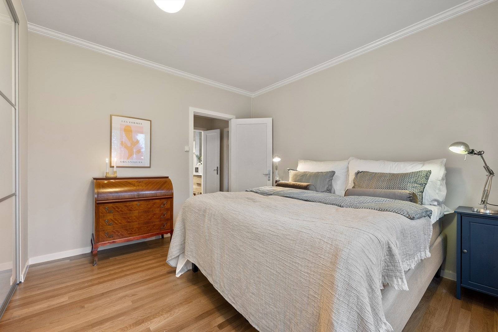 SOVEROM 1 | Hovedsoverommet vender mot lite trafikkert vei og har en stor plassbygget skyvedørsgarderobe til oppbevaring. Galleribilde