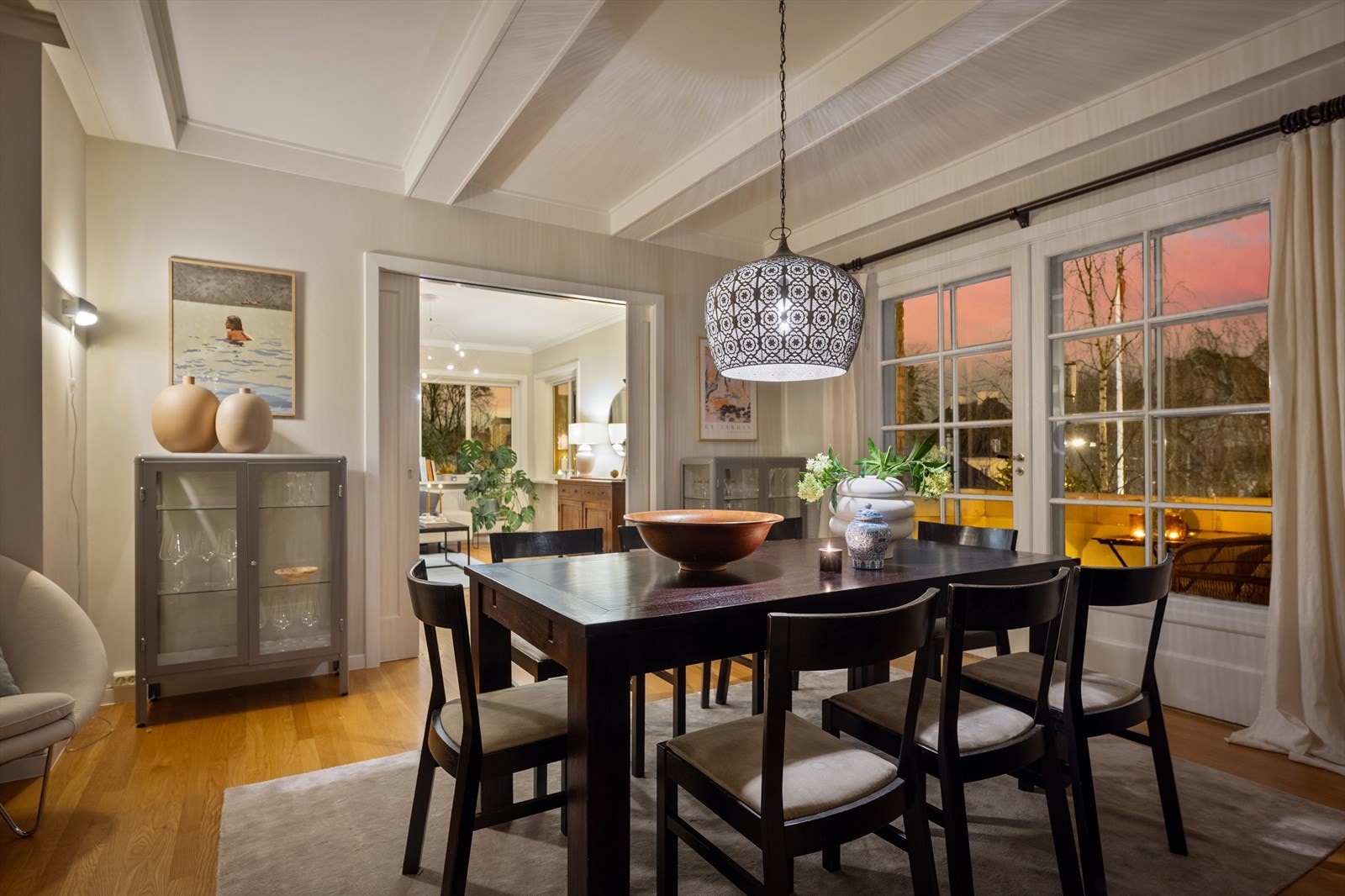 Stuen og spisestuen glir sømløst over i hverandre og skaper et åpent og sammenhengende oppholdsareal. Galleribilde