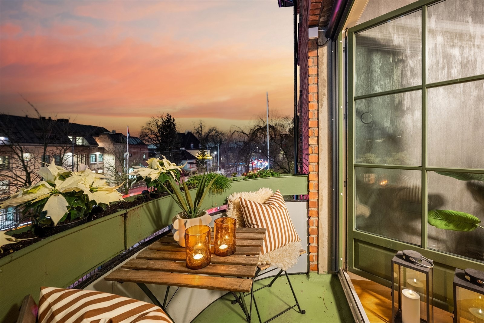 Her er det plass til en trivelig sittegruppe hvor man kan nyte solen hele dagen. Galleribilde