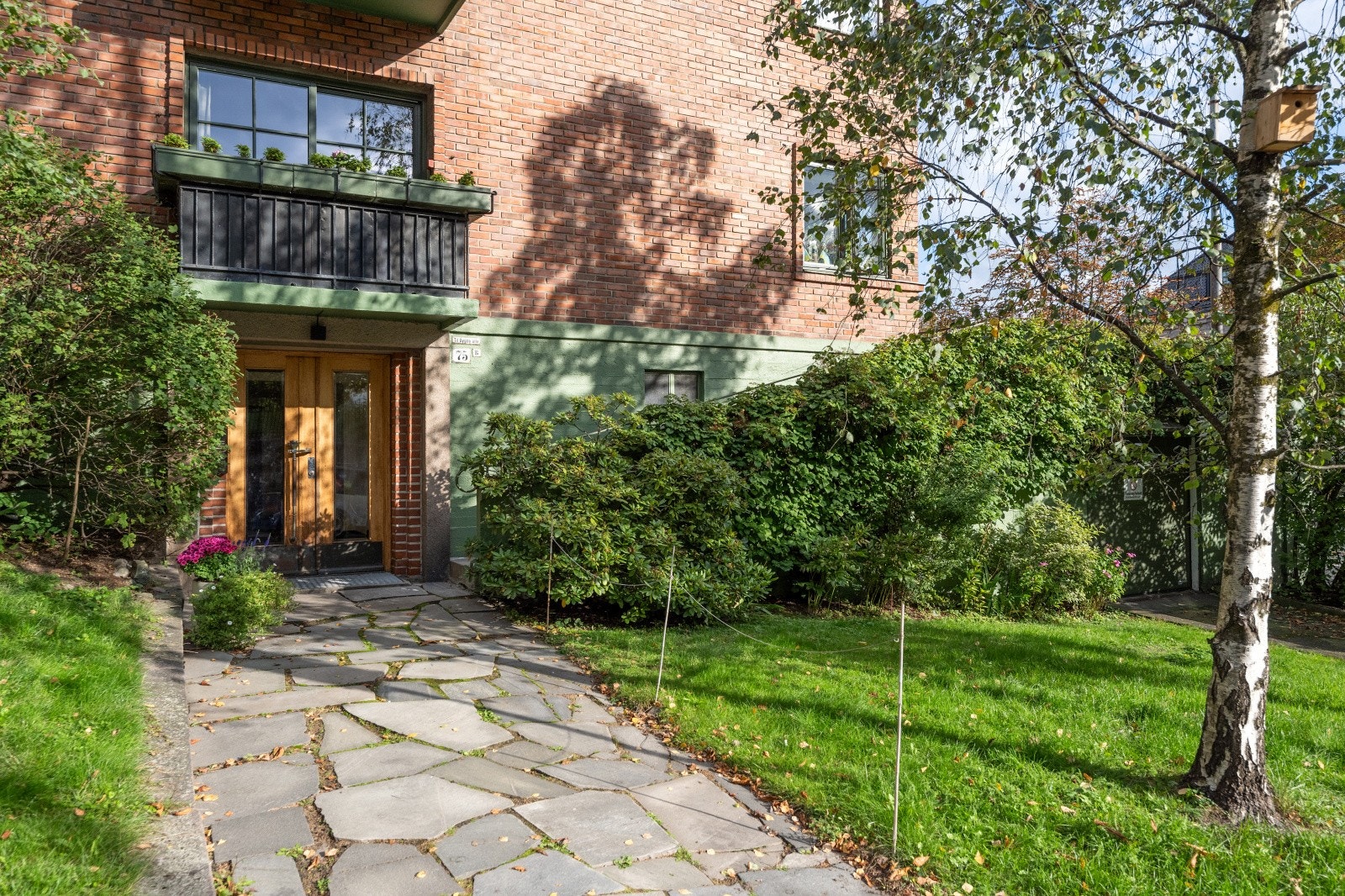 Leiligheten har et hyggelig inngangsparti i underetasjen mot Kristinelundveien. Det er også inngang til 1.etg på baksiden av bygget. Galleribilde