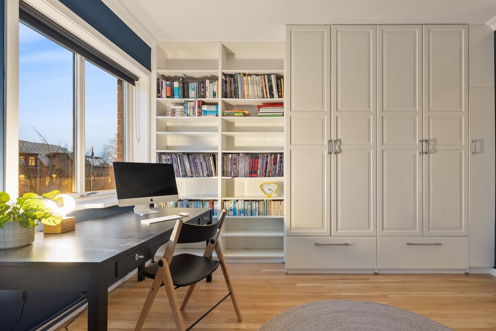 SOVEROM 3 | Soverommet er av god størrelse med god plass til dobbeltseng med tilhørende møblement og garderobeskap. Galleribilde