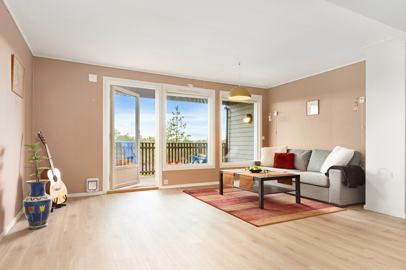 Gulvet er belagt med 1-stavs laminat og overflatene fremstår lyse og tidløse Galleribilde