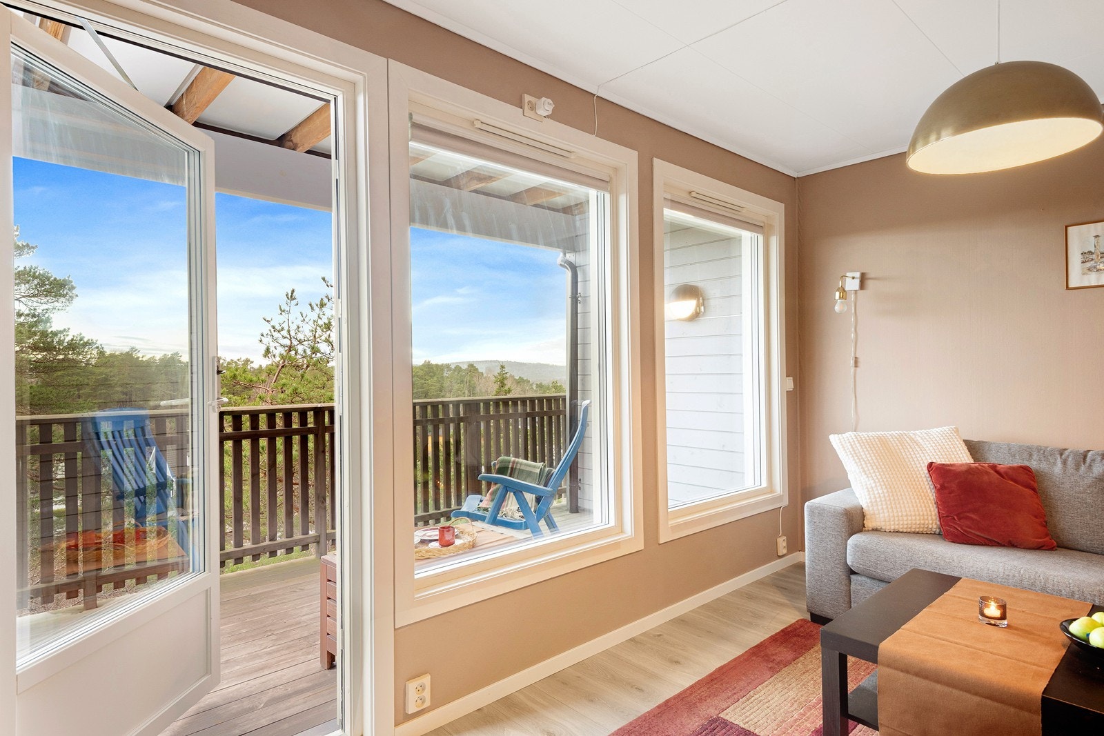 Store vindusflater binder stuen sammen med uteplassen -et lunt og skjermet uterom uten direkte innsyn. Galleribilde