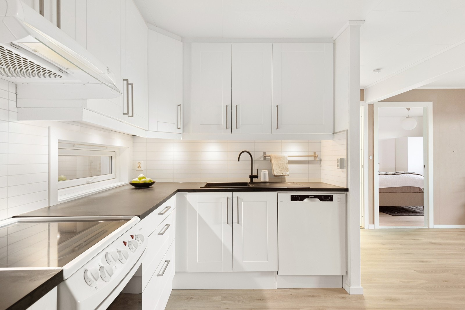 Hvitevarer medfølger og består av frittstående kombiskap kjøl/frys, komfyr og oppvaskmaskin, hvor sistnevnte er fra 2022. Det er kjøkkenventilator med avtrekk ut. Galleribilde