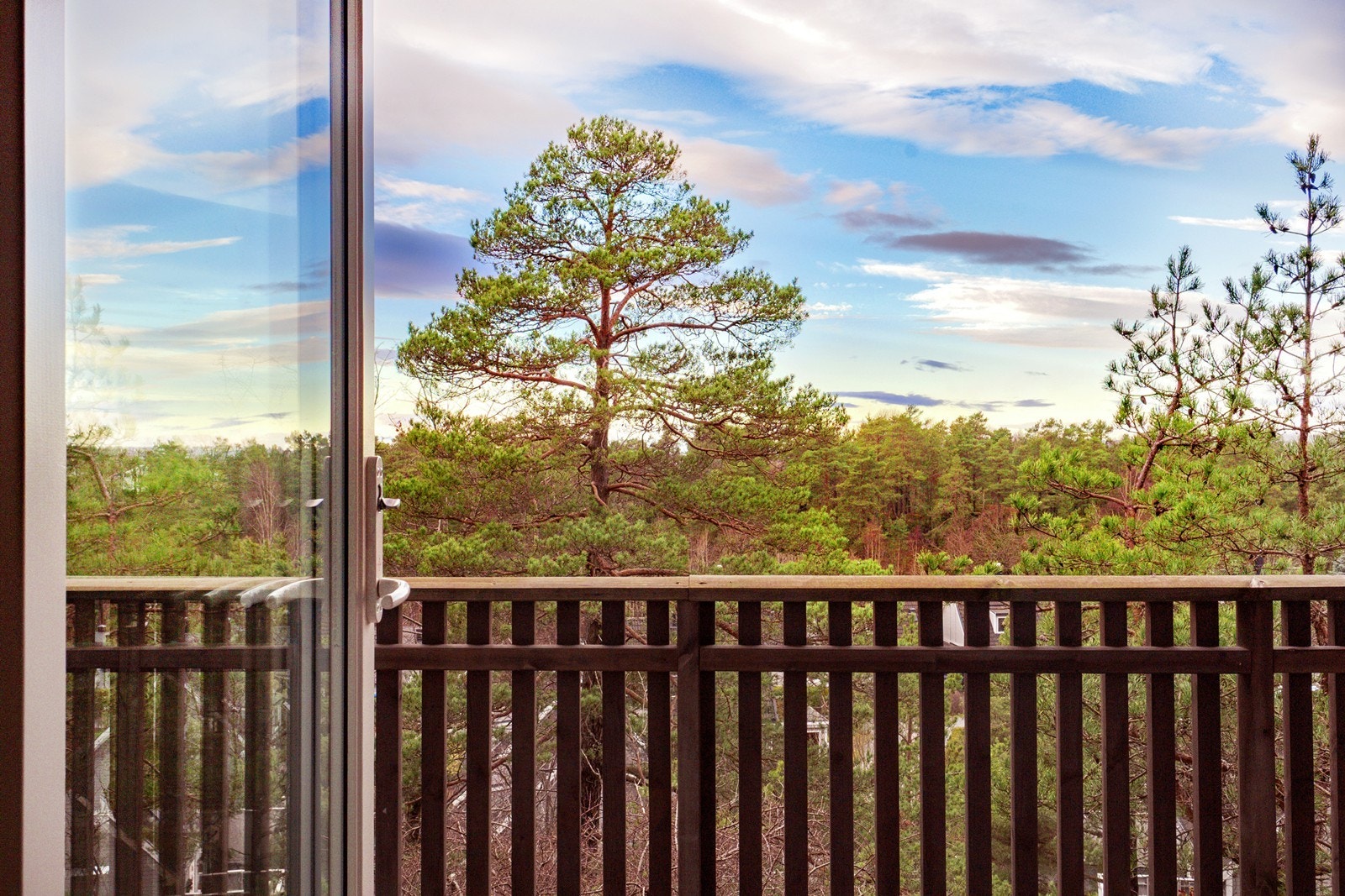 Den solrike og usjenerte verandaen på 16 kvm nås fra stuen og byr på et hyggelig utsyn mot nærområdet. Galleribilde