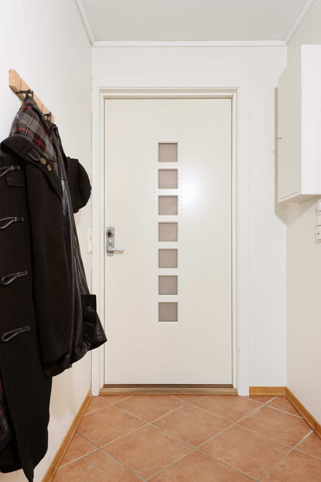 Vel inne møtes du av en lys gang med plass til knaggrekke og sittebenk. Galleribilde