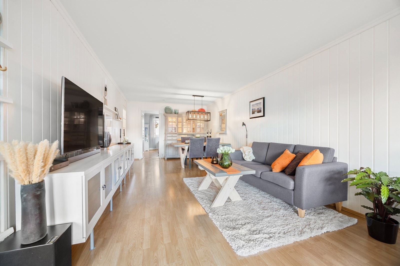 Luftig stue med god plass til ulike innredning. Galleribilde