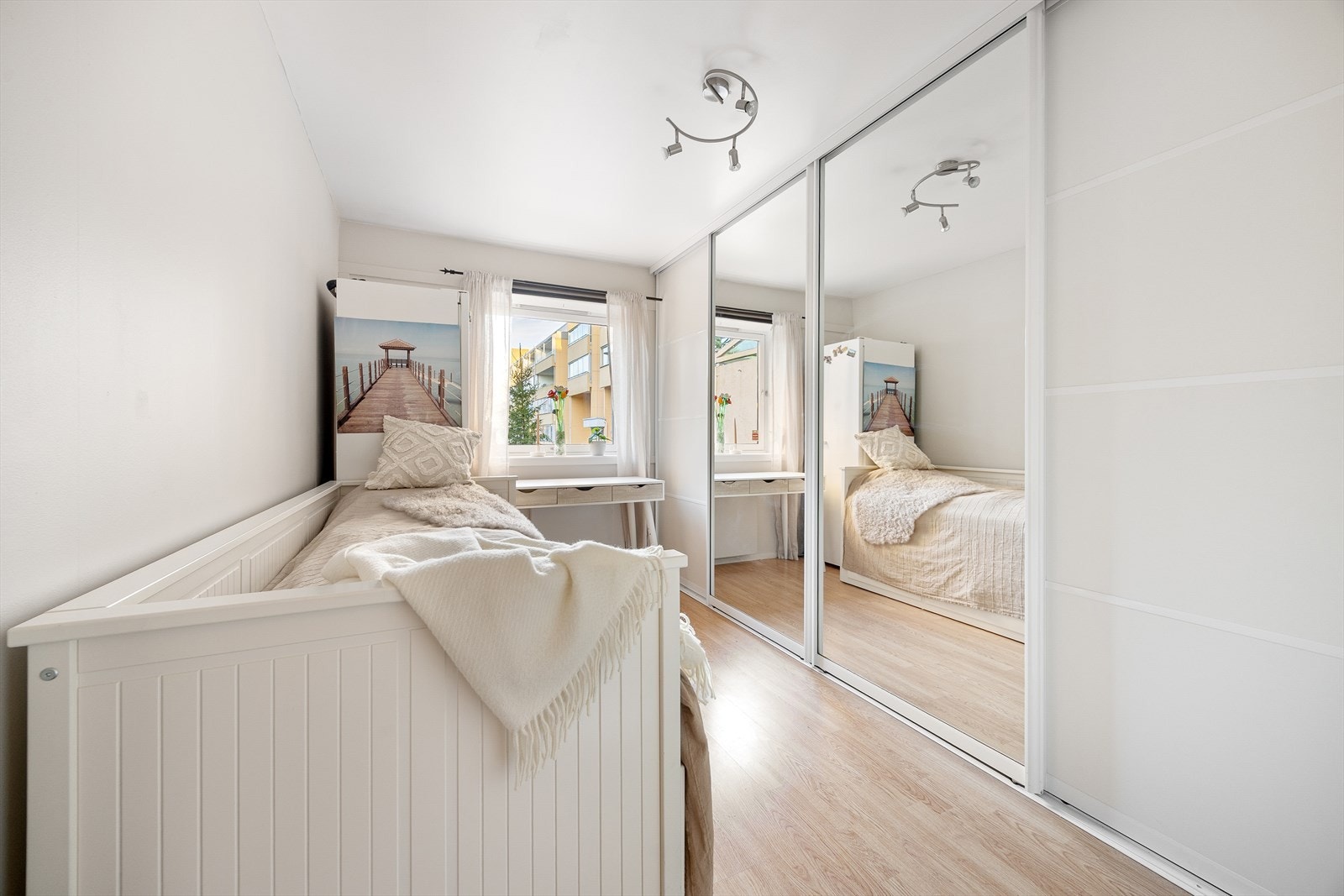 Soverom 2 med stor skyvedørsgarderobe. Galleribilde