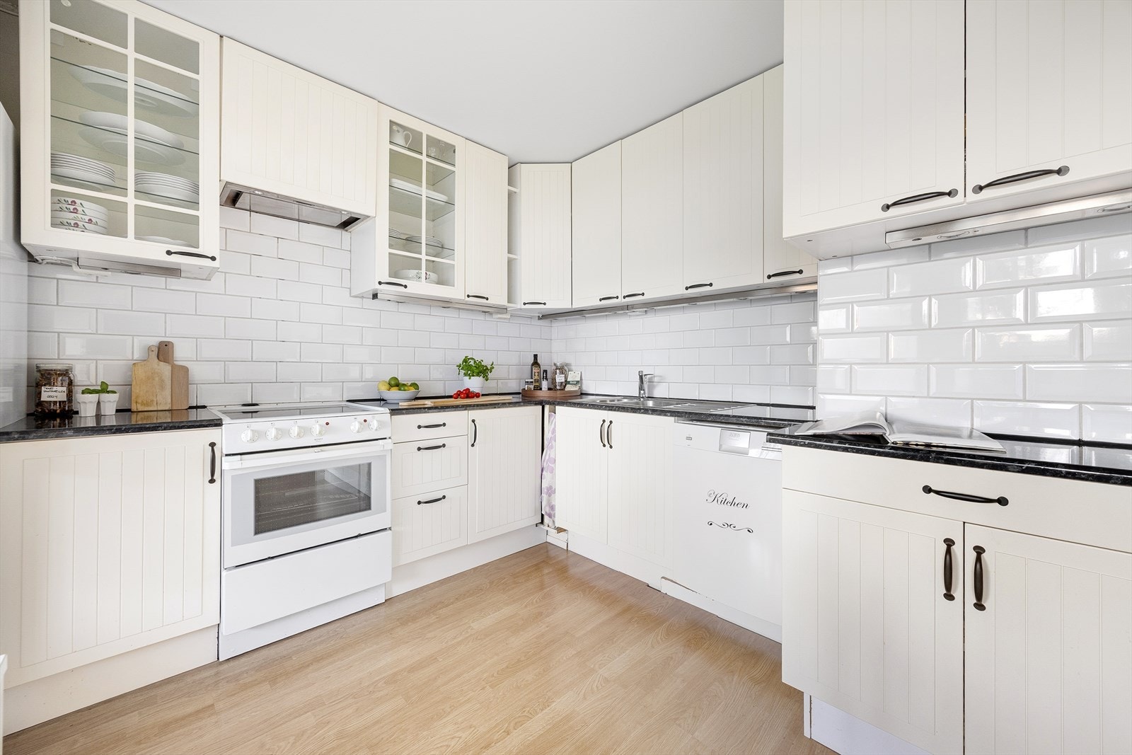 Pent kjøkken med mye skap og benkeplass. Galleribilde