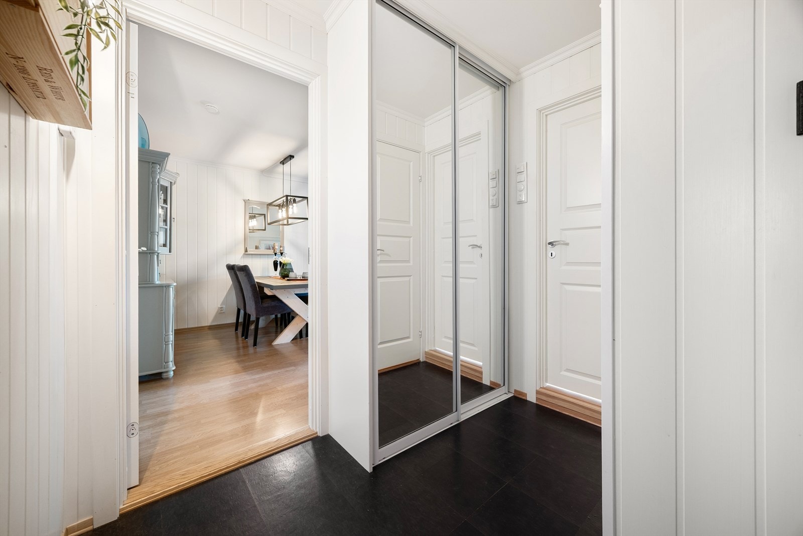 Èntre med mye oppbevaringsplass. Dør til venstre er mot badet og et separat wc. Galleribilde