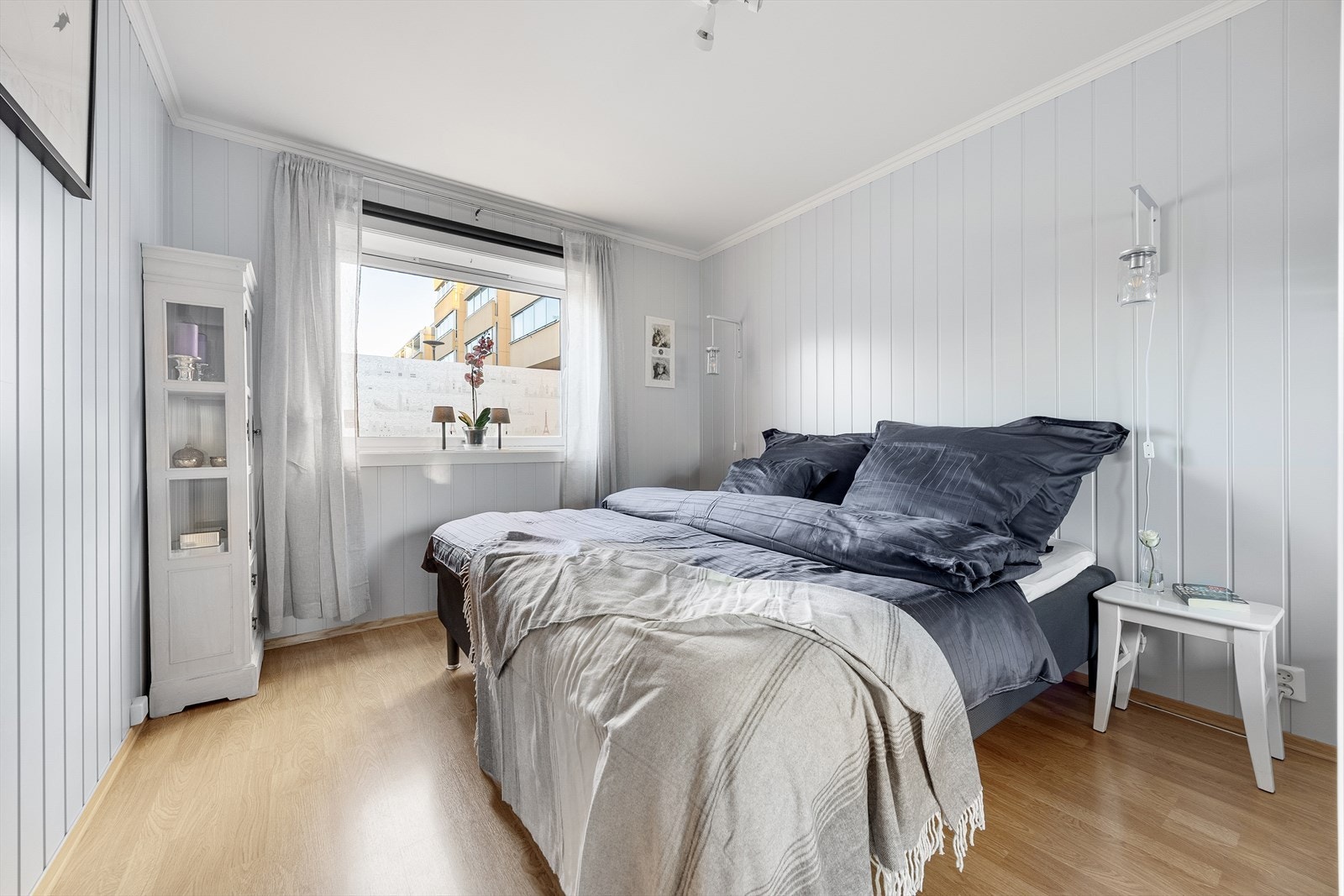 Stort hovedsoverom med skyvedørsgarderobe. Galleribilde