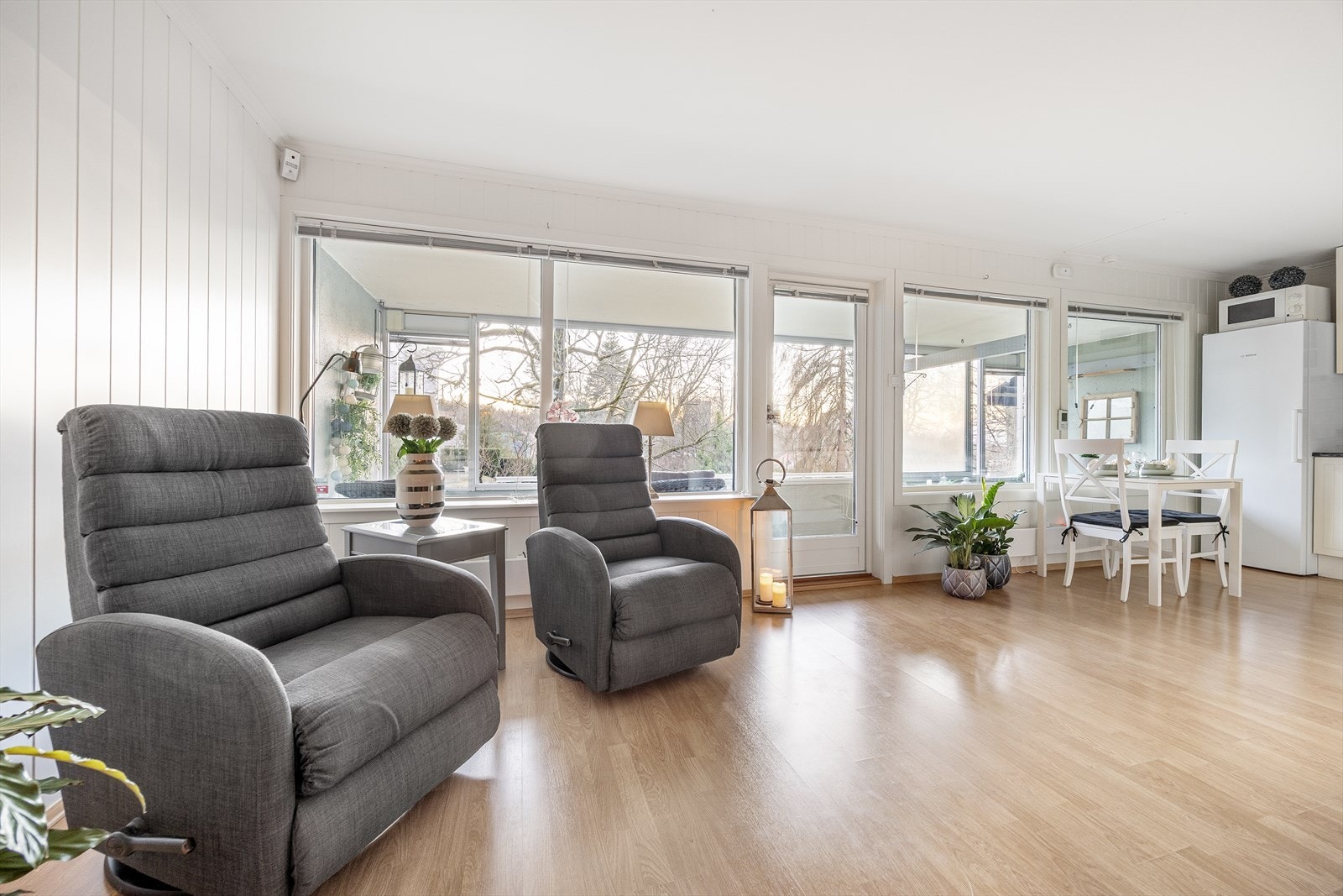 Leiligheten har store vindusflater som gir mye naturlig lys til rommet. Galleribilde