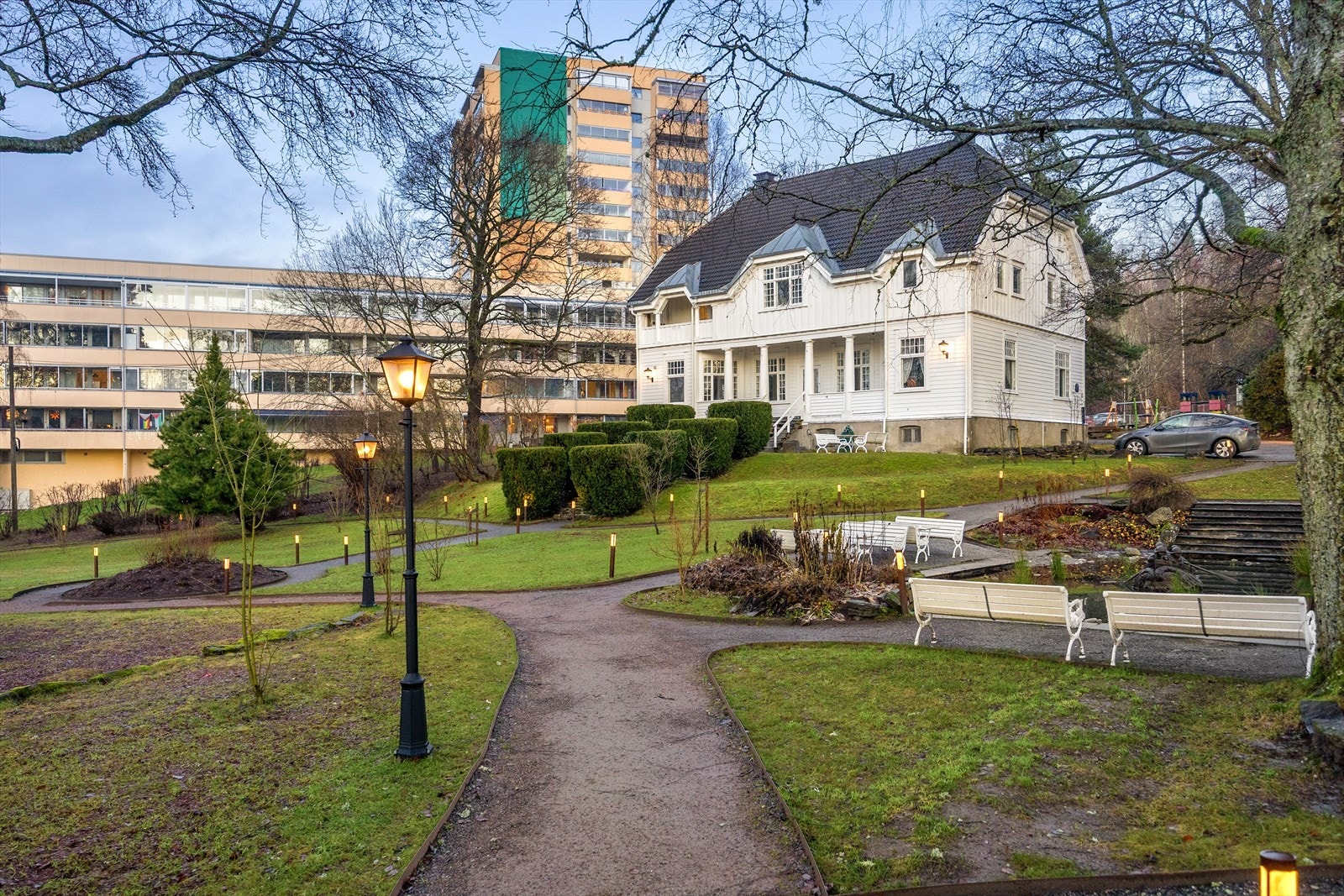 Trosterudvillaen har nylig oppgradert uteområdet sitt så her kan man nyte utseendet til en lekker opparbeidet hage. Galleribilde