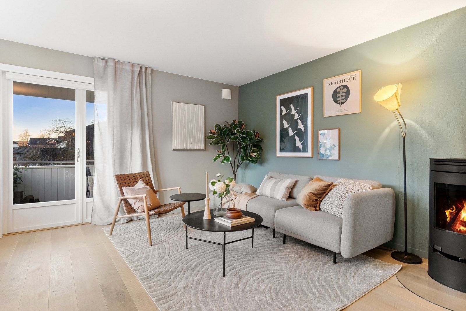 Utgang fra stuen til sørvestvendt veranda (9m2). Galleribilde