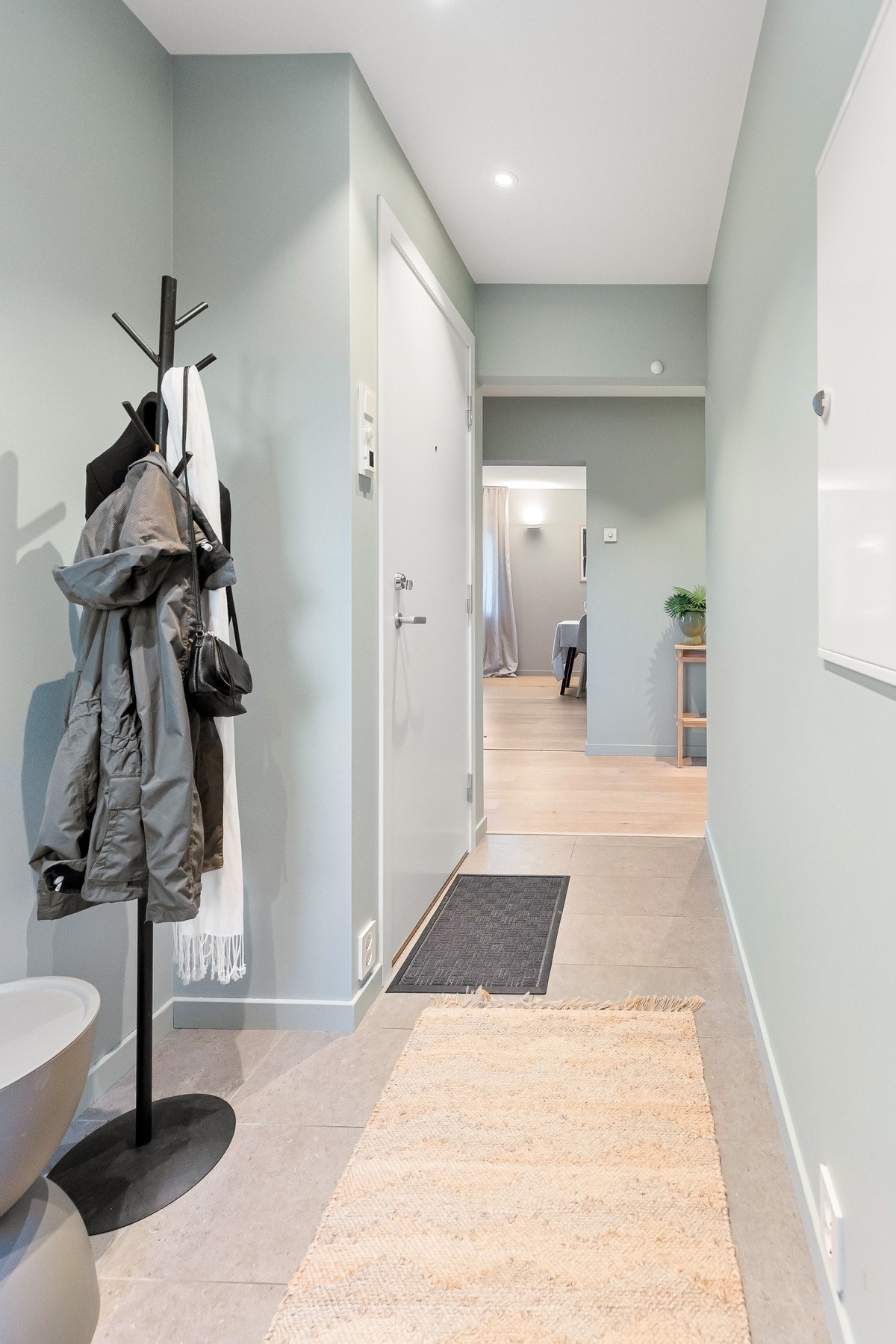 Entrèen i leiligheten med fliser og gulvvarme. Galleribilde