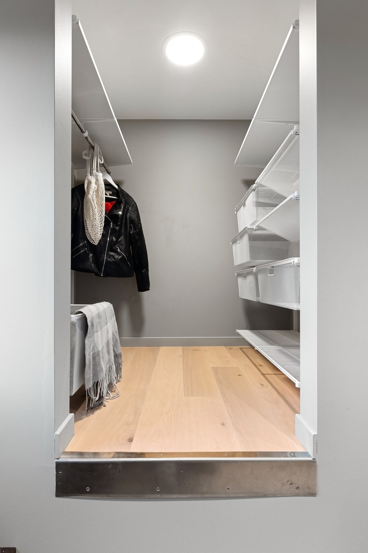 Innredet med oppheng og trådkurvsystem. Galleribilde